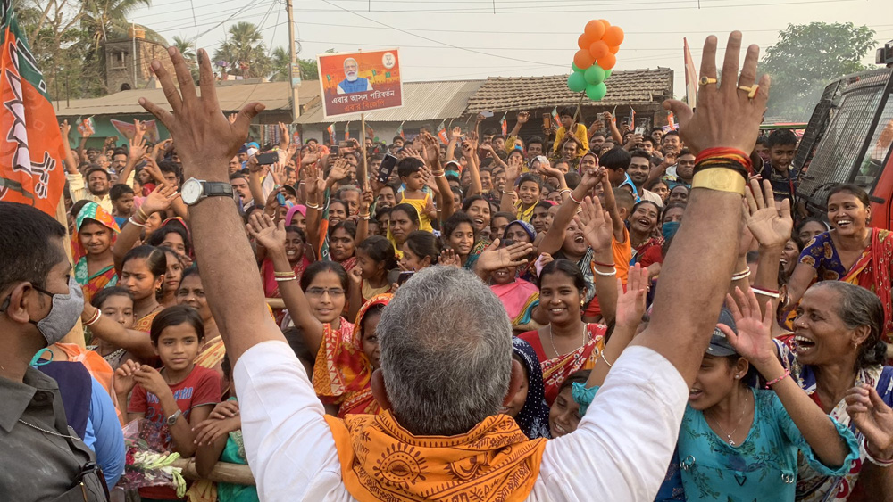 সমর্থকদের মাঝে।