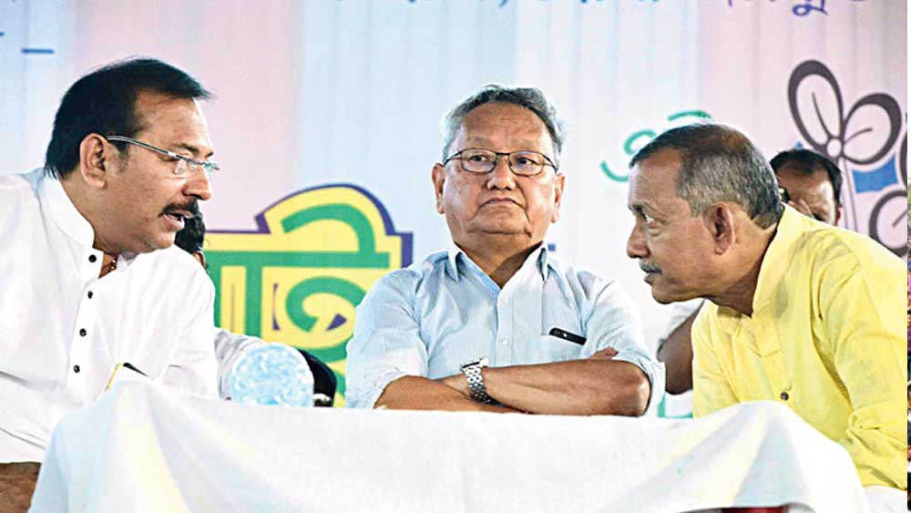 শেয়ারবাজারে বিনিয়োগের ব্যাপারে অরূপ কিছু উল্লেখ করেননি। পিপিএফ অ্যাকাউন্টে তিনি বিনিয়োগ করেছেন ২১ লক্ষ ৩১ হাজার ৩১২ টাকা।