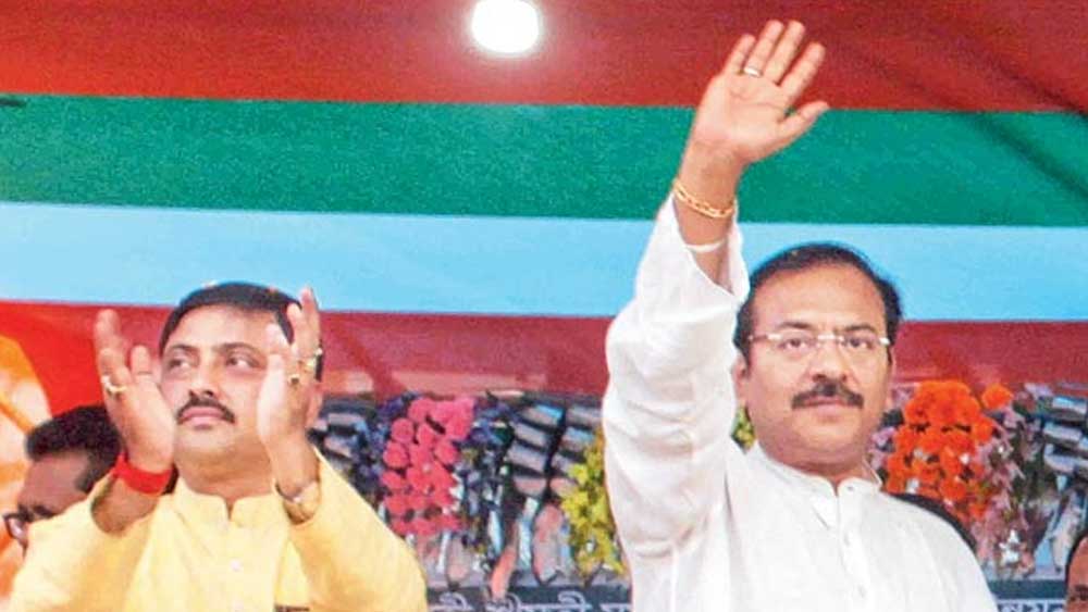 জীবনবিমার ক্ষেত্রে তাঁর বিনিয়োগের অঙ্ক যথাক্রমে ৫০ হাজার, ৭৫ হাজার, ৭৫ হাজার, ১০ লক্ষ, এবং ৫০ লক্ষ টাকা। পাঁচটি বিমার জন্য তাঁর বার্ষিক প্রিমিয়ামের পরিমাণ ৬৪ হাজার ৯২১ টাকা।