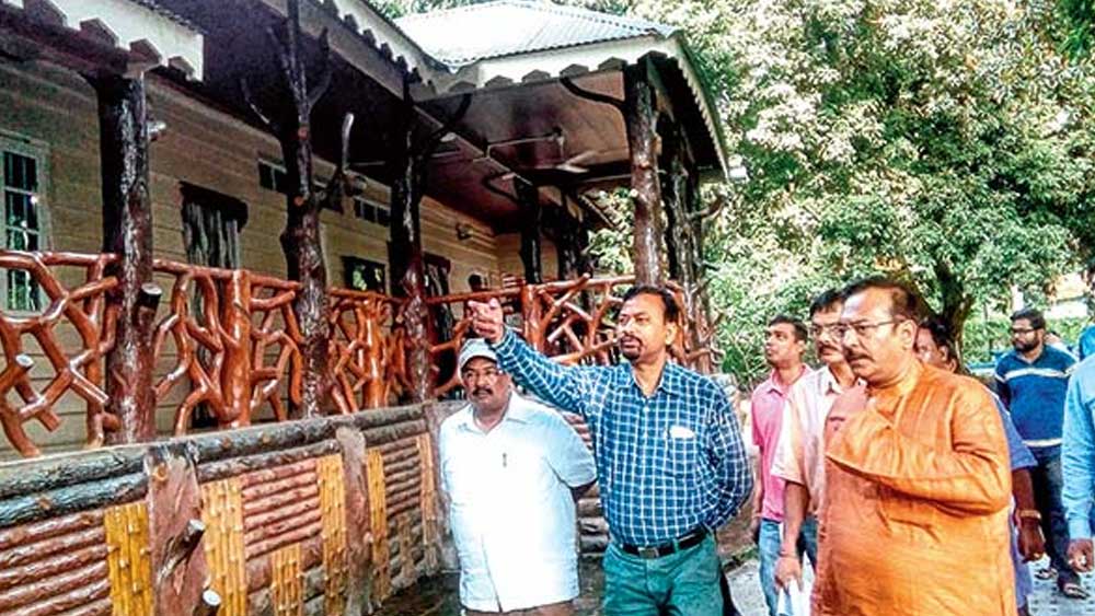  মন্ত্রী অরূপের নামে কোনও ব্যাঙ্কঋণ নেই। পাশাপাশি, নেই কোনও গাড়িও। তাঁর ১২৫ গ্রাম সোনার গয়নার মূল্য ৫ লাখ ৬৩ হাজার ৭৫০ টাকা।