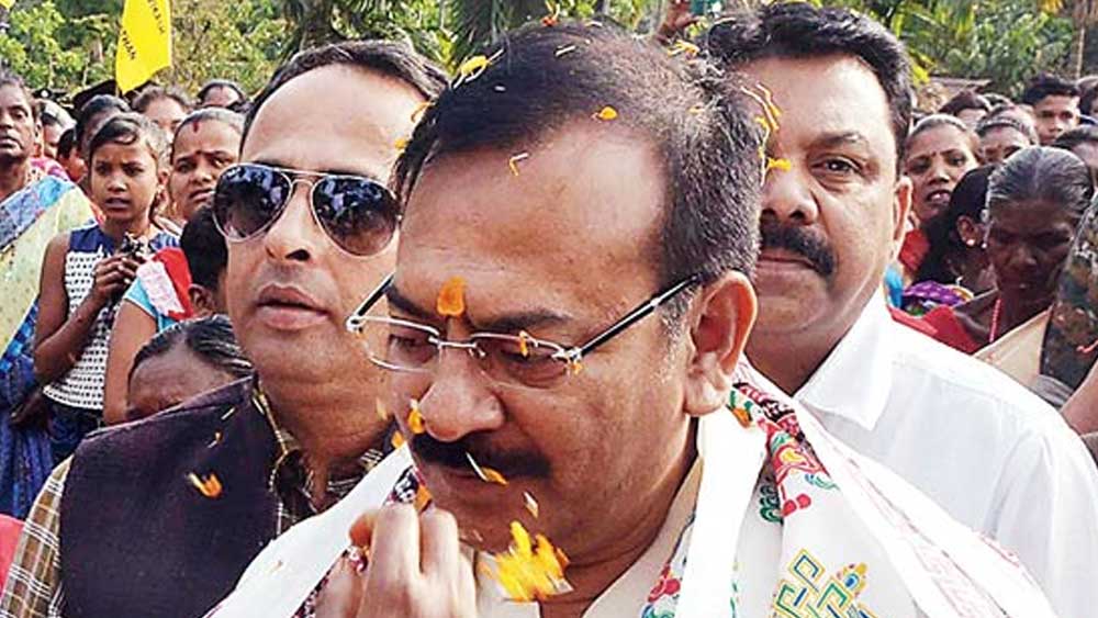 ১৯৮৫ সালে কলকাতা বিশ্ববিদ্যালয় থেকে বাণিজ্যশাখায় স্নাতক অরূপ নিজের পেশা হিসেবে উল্লেখ করেছেন রাজনীতি এবং সমাজসেবাকে।