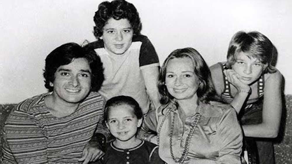 প্রযোজক হিসেবে বড় অঙ্কের লোকসানের মুখে পড়তে হয়েছিল শশী কপূরকে। খারাপ সময়ের মধ্যে সে সময় সপরিবার মুম্বই থেকে গোয়ায় চলে যেতে বাধ্য হয়েছিলেন ‘জব জব ফুল খিলে’-এর নায়ক।