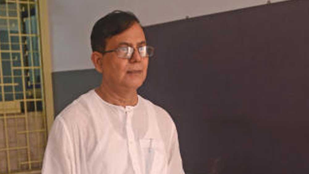  শেয়ারবাজারে বিভিন্ন ক্ষেত্রে সেলিমের বিনিয়োগ প্রায় ১০ লক্ষ ৯০ হাজার টাকা। তাঁর স্ত্রী-ও এ ক্ষেত্রে বিনিয়োগ করেছেন কয়েক লক্ষ টাকা। তাঁদের দু’জনেরই জীবনবিমার ক্ষেত্রে বিনিয়োগ লক্ষাধিক টাকার।