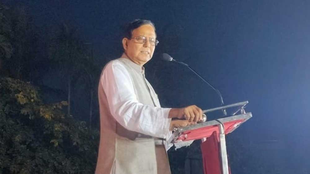 ১৯৮০ সালে যাদবপুর বিশ্ববিদ্যালয় থেকে দর্শনশাস্ত্রে স্নাতকোত্তর করেন সেলিম।