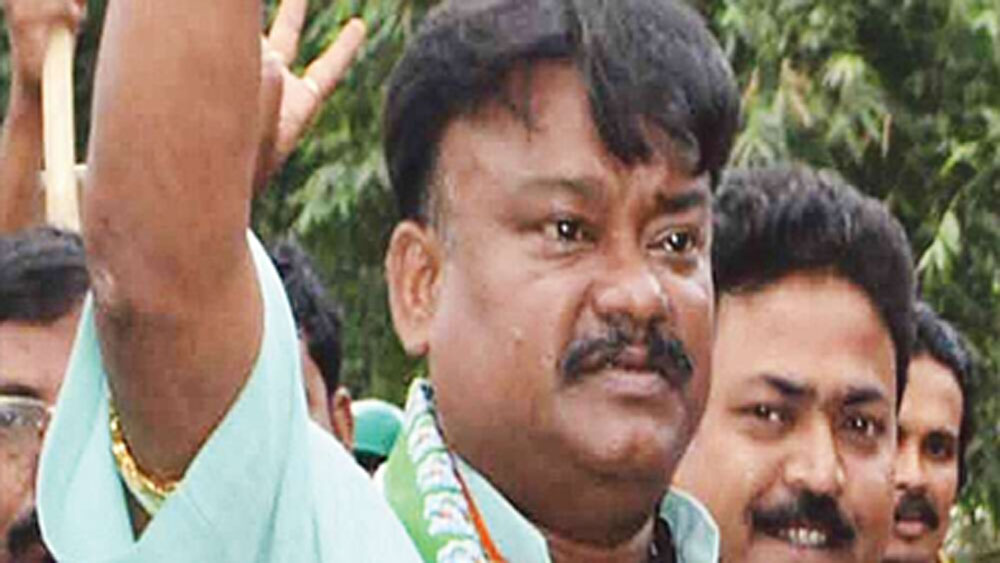 দু’জনই সিঙ্গুরের ভূমিপুত্র, সিঙ্গুর বিধানসভা আসনের জন্য লড়ছেন। দু’জনেই ক্ষমতাশালীও। বেচারাম মান্নার সেই  ক্ষমতার কিছুটা আভাস পাওয়া যায় তাঁর হলফনামা থেকে।