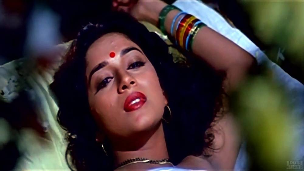 প্রতিযোগিতায় টিকে থাকার জন্য ‘দয়াবান’ ছবিতে তো তাঁকে বিনোদ খন্নার সঙ্গে ঘনিষ্ঠ দৃশ্যে অভিনয় করতে হয়েছিল। পরে এই নিয়ে আক্ষেপও করেছিলেন মাধুরী।