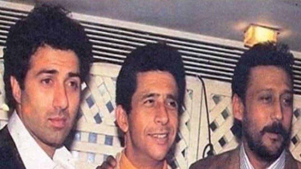 সে সময় গুলশন রাইয়ের ছেলে প্রযোজক রাজীব রাই একটি ছবি করছিলেন। ছবিতে নায়ক ছিলেন নাসিরুদ্দিন শাহ, সানি দেওল এবং জ্যাকি শ্রফ। নায়িকার ভূমিকায় সুযোগ পেয়েছিলেন সঙ্গীতা বিজলানি এবং সোনম।