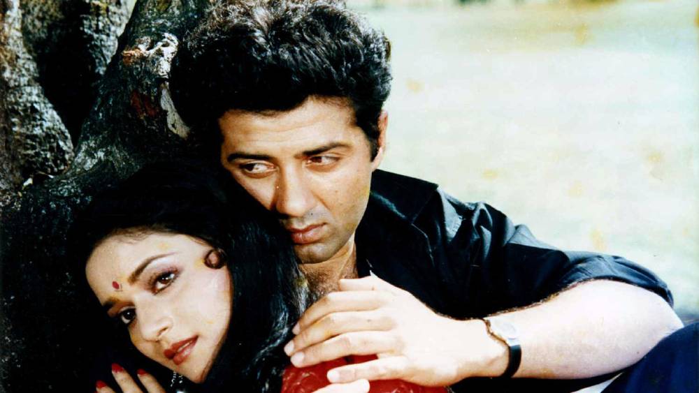 রাকেশের বহু অনুরোধে অবশেষে রাজি হন প্রযোজক। ১৯৮৯ সালে ‘ত্রিদেব’ ছবিতে সানির বিপরীতে নায়িকা হন মাধুরী। তবে যত দিনে ‘ত্রিদেব’-এর শ্যুটিং শুরু হয়েছিল, তত দিনে ছবিটা বেশ পাল্টে গিয়েছিল।