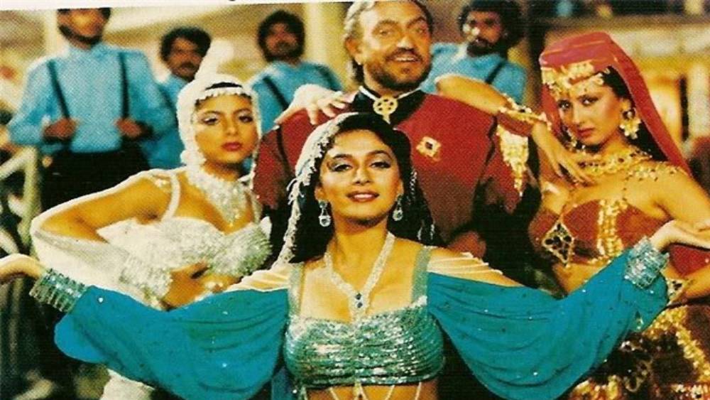 ‘ত্রিদেব’-এর ‘ওয়ে ওয়ে’ গানে প্রথমে তিন নায়িকার মধ্যে মাধুরীকে এক কোণে রাখার কথা হয়েছিল। পরে তাঁকেই মাঝখানে রাখা হয়। দু’পাশে থাকেন সঙ্গীতা এবং সোনম।