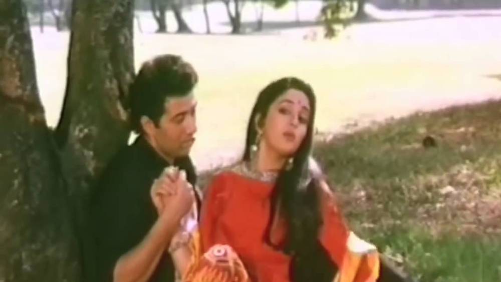 সানি দেওলের সঙ্গে ‘ম্যায়ঁ তেরি মহাব্বত মেঁ’ গানের দৃশ্যে মাধুরীর অভিনয়ও নজর কেড়েছিল দর্শকদের।