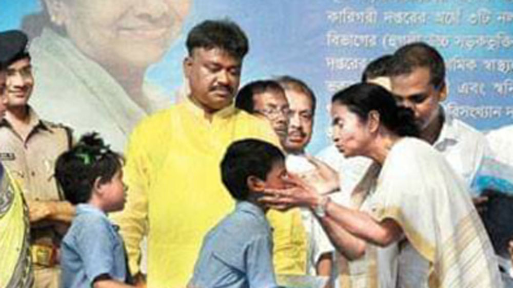 ১০ লাখ ২২ হাজার ৭০৩ টাকার গৃহ ঋণ রয়েছে এবং৩ লাখ ৪৬ হাজার ৩৪০ টাকার গাড়ি ঋণ রয়েছে বেচারামের।