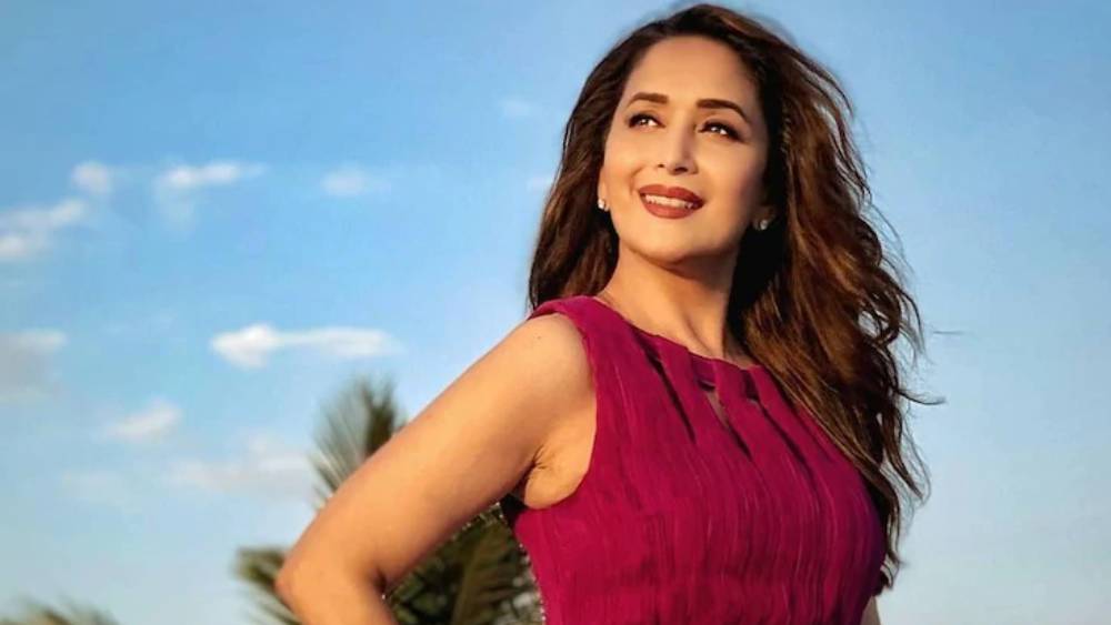 ‘ত্রিদেব’-এর মুক্তির আগে মাধুরীর ‘রাম লক্ষ্মণ’, ‘প্রেম প্রতিজ্ঞা’-র মতো বক্স অফিস সফল ছবিগুলিও হলে চলে এসেছিল। ফলে বলিউডে মাধুরীর অবস্থান পাল্টে গিয়েছিল।