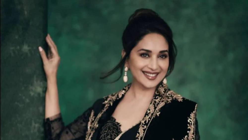 এক সময় সুযোগের জন্য অধীর আগ্রহে অপেক্ষা করে থাকা মাধুরী এ বার নিজেই সুযোগ প্রত্যাখ্যান করে লাগলেন। নবাগতা মাধুরী ধীরে ধীরে পৌঁছে গেলেন জনপ্রিয়তার শীর্ষে।   