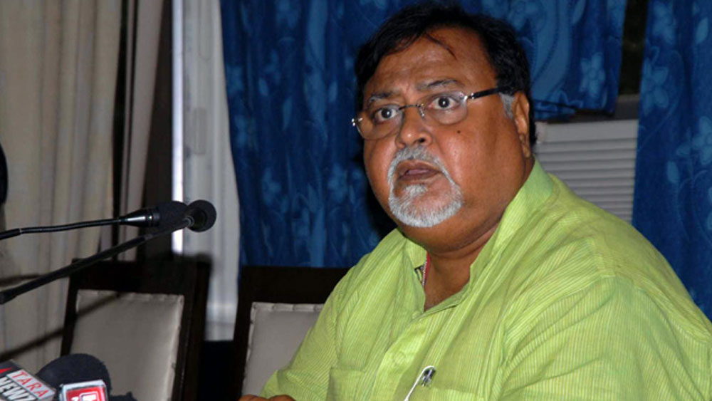 নির্বাচন কমিশনের কাছে যে হলফনামা জমা দিয়েছেন পার্থ সেই অনুযায়ী তাঁর হাতে নগদ রয়েছে ১ লাখ ৪৮ হাজার ৬৭৬ টাকা।