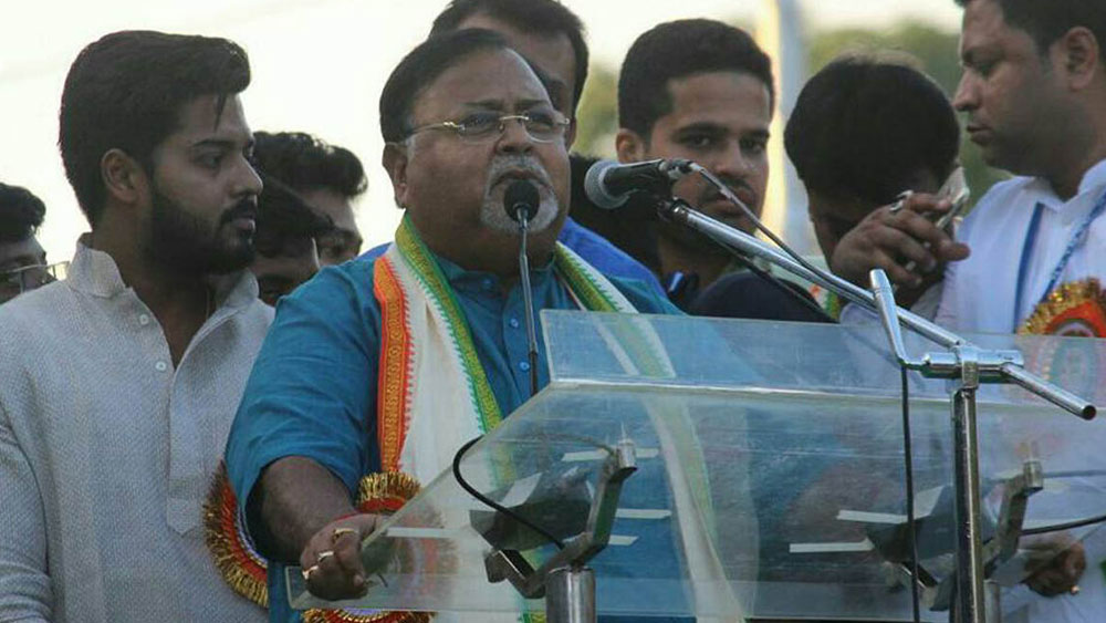 স্থায়ী আমানত এবং সেভিংস অ্যাকাউন্ট মিলিয়ে দু’টি ব্যাঙ্কের ৪টি শাখায় তাঁর রয়েছে যথাক্রমে ২৪ লাখ ৮১ হাজার, ২৩ লাখ ৩২ হাজার ৯৩৫ টাকা, ১৫ লাখ ১ হাজার ১৬১ টাকা এবং ১ লাখ ৮ হাজার ৬৯ টাকা।