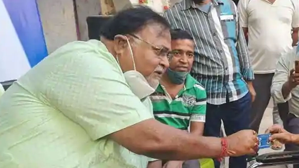 তাঁর ২৫ লাখ টাকার একটি জীবনবিমা রয়েছে। জীবনবিমা, ব্যাঙ্কের আমানত মিলিয়ে তাঁর সঞ্চিত অর্থ ৯০ লাখ ৯৪ হাজার ৮৬৩ টাকা।