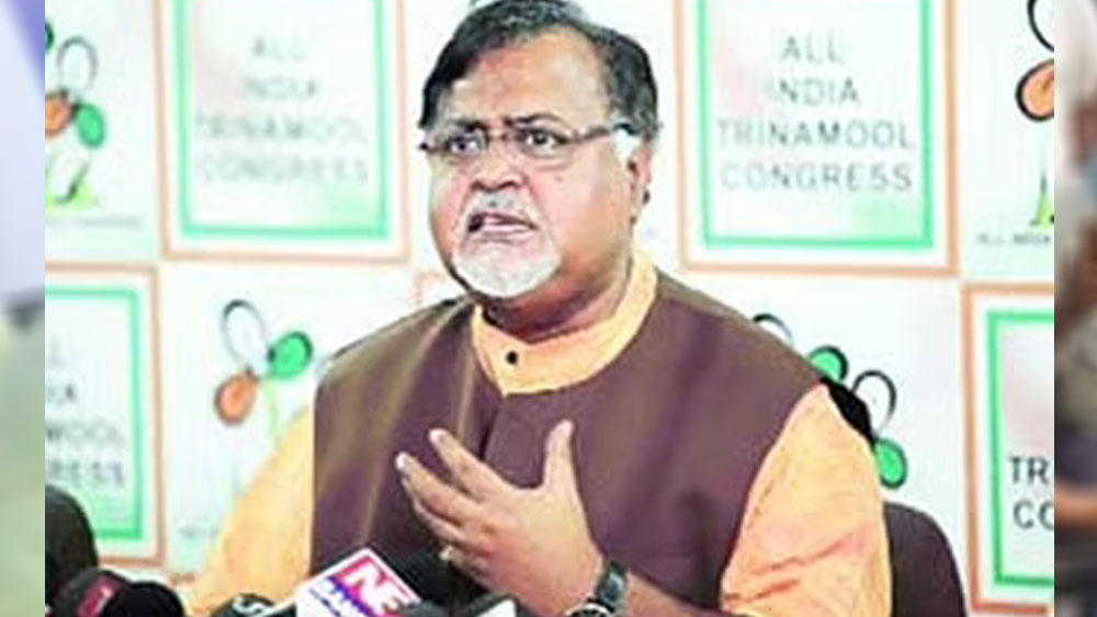 নিজের একটিও গাড়ি নেই বলে হলফনামায় উল্লেখ করেছেন তিনি। পারিবারিক সূত্রে বা নিজস্ব উপার্জনে কোনও চাষের জমিও তাঁর নেই বলে হলফনামায় জানিয়েছেন পার্থ।