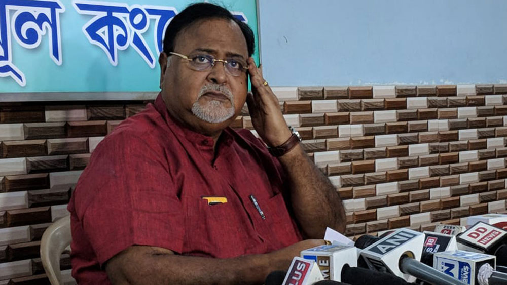 তবে পারিবারিক সূত্রে নাকতলায় একটি বাড়ি রয়েছে তাঁর। দেড় কাঠা জমির উপর ওই বাড়িটি বাবার থেকে পেয়েছেন তিনি। ১৯৮৯ সালে বাড়িটি তৈরি করা হয়েছিল ৬ লাখ টাকা খরচ করে। এখন তাঁর মূল্য প্রায় ২৫ লাখ টাকা।  