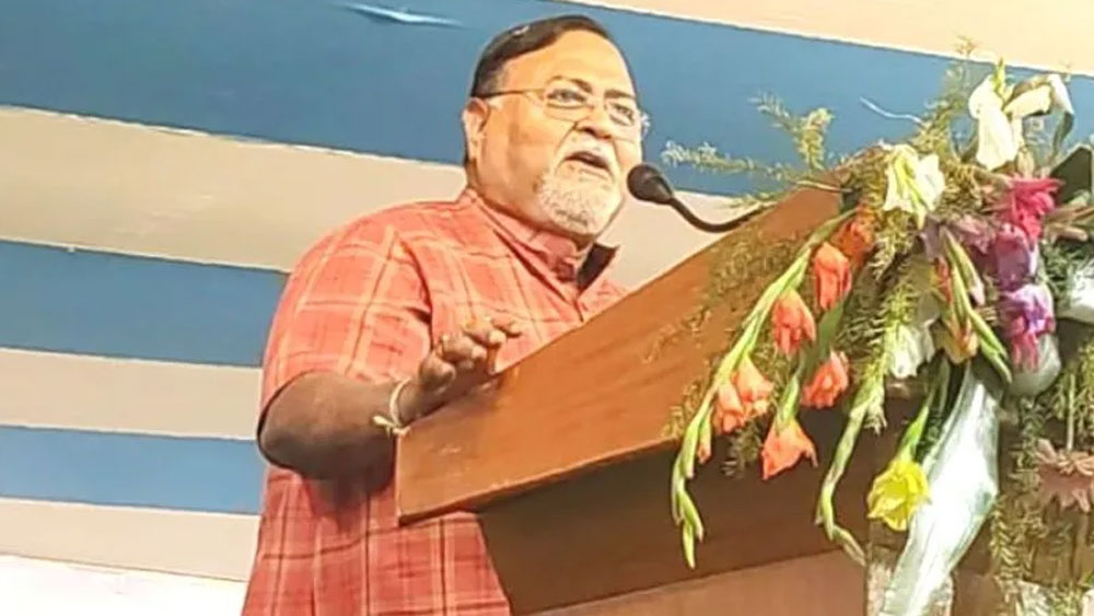 কোনও ঋণও নেননি তিনি। এমনটাই উল্লেখ করছেন হলফনামায়। ২০১৯- ২০ অর্থবর্ষে তাঁর মোট উপার্জন ছিল ৫ লাখ ৩৯ হাজার ৭২০ টাকা।  