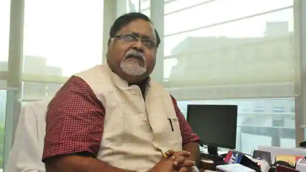 হলফনামায় উল্লেখ করা তথ্য বলছে পার্থর মোট অস্থাবর সম্পত্তির পরিমাণ ৯০ লাখ ৯৪ হাজার ৮৬৩ টাকা। স্থাবর সম্পত্তি বলতে শুধুই বাড়ি। যার বর্তমান মূল্য ২৫ লাখ টাকা।