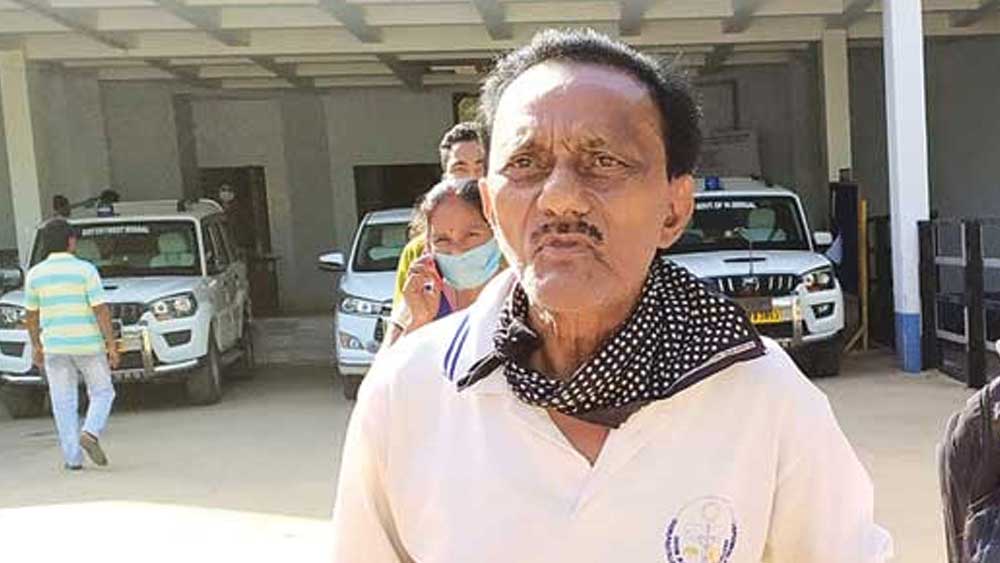 নীলবাড়ির লড়াইয়ে এ বার উত্তর দিনাজপুরের রায়গঞ্জ এবং করণদিঘি কেন্দ্র থেকে মনোনয়নপত্র জমা দিয়েছিলেন বিনয়। রায়গঞ্জ থেকে তাঁর মনোনয়ন যদিও খারিজ করে দিয়েছে নির্বাচন কমিশন। তবে করণদিঘি থেকে প্রার্থী হওয়ার ব্যাপারে কমিশনের সায় জোগাড় করে ফেলেছেন তিনি।