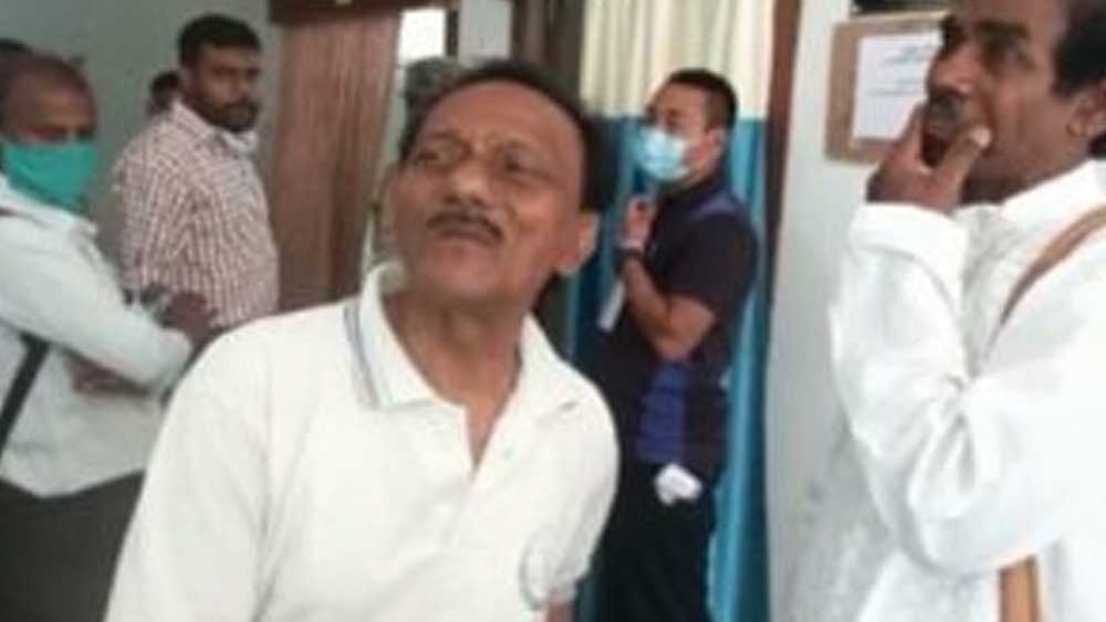 তবে এই বিপুল পরিমাণ সম্পত্তির মালিক হওয়া সত্ত্বেও অত্যন্ত সাদামাটা জীবন যাপন করেন বিনয়। উত্তর দিনাজপুর জেলাশাসকের দফতরে করণিকের কাজ করেই সংসার চালাতেন তিনি। ২০০৫ সালে চাকরি থেকে অবসর নেন। তার পরেও বিলাসিতায় গা না ভাসিয়ে সাধারণ ভাবেই জীবন যাপন করেন বিনয়।