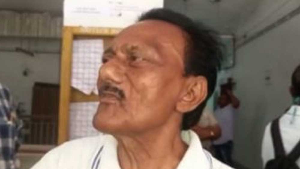 রায়গঞ্জের কর্ণজোড়ার বাসিন্দা বিনয়। রায়গঞ্জ তো বটেই, মালদহ, জলপাইগুড়ি, বারাণসী এবং হরিয়ানার একটি জায়গা মিলিয়ে তাঁর নামে ১৪টি বাড়ি রয়েছে। কিন্তু নিজে আজীবন ভাড়াবাড়িতেই বাস করে এসেছেন ৭৫ বছর বয়সি বিপত্নিক এবং নিঃসন্তান বিনয়। সেটাও একরকম শখ করেই বলে জানিয়েছেন তিনি। গাড়ি বা মোটরবাইকও নেই তাঁর।