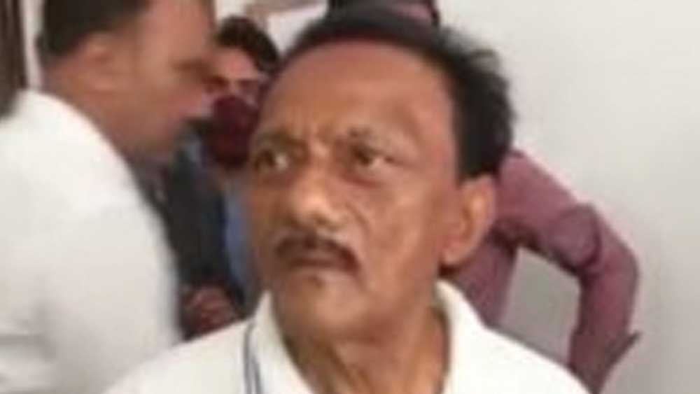 তবে দীর্ঘ কাল ধরে ভোটে দাঁড়ালেও, কখনও নিজের জন্য ভোট ভিক্ষা করতে দেখা যায়নি তাঁকে। বরং তাঁর প্রতিদ্বন্দ্বীদের মধ্যে থেকে যিনি যোগ্যতম, তিনিই যেন ভোট পান, সাধারণ মানুষের দোরে দোরে গিয়ে সেই আর্জিই জানান বিনয়।