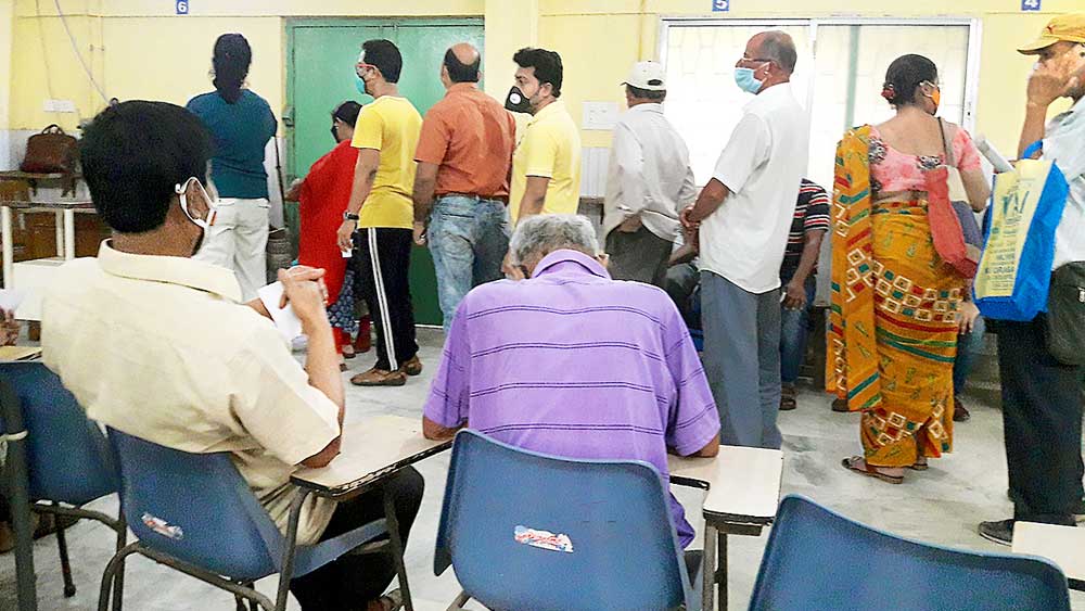 প্রত্যাশী: করোনার প্রতিষেধক নিতে ভিড়ের মধ্যেই অপেক্ষা। শুক্রবার, উত্তর কলকাতার একটি হাসপাতালে। 