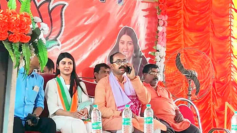 নিজের ভোট মিটলেও দলীয় সভায় ব্যস্ত বিজেপি প্রার্থী।