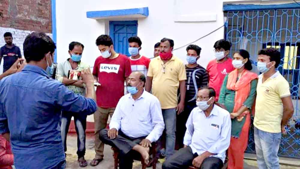 কর্মীদের মাঝে বাম প্রার্থী। নিজস্ব চিত্র।