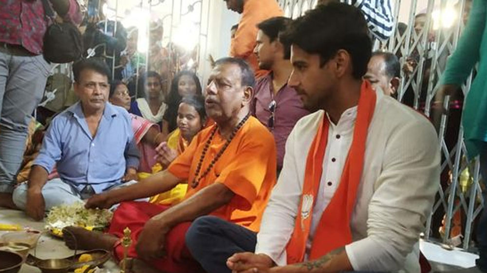 ২২০ গ্রাম সোনার গয়না রয়েছে তাঁর কাছে। গয়না এবং অন্যান্য মূল্যবান দ্রব্যাদি মিলিয়ে তাঁর ৯ লাখ ৯৬ হাজার ১২০ টাকার জিনিস রয়েছে।