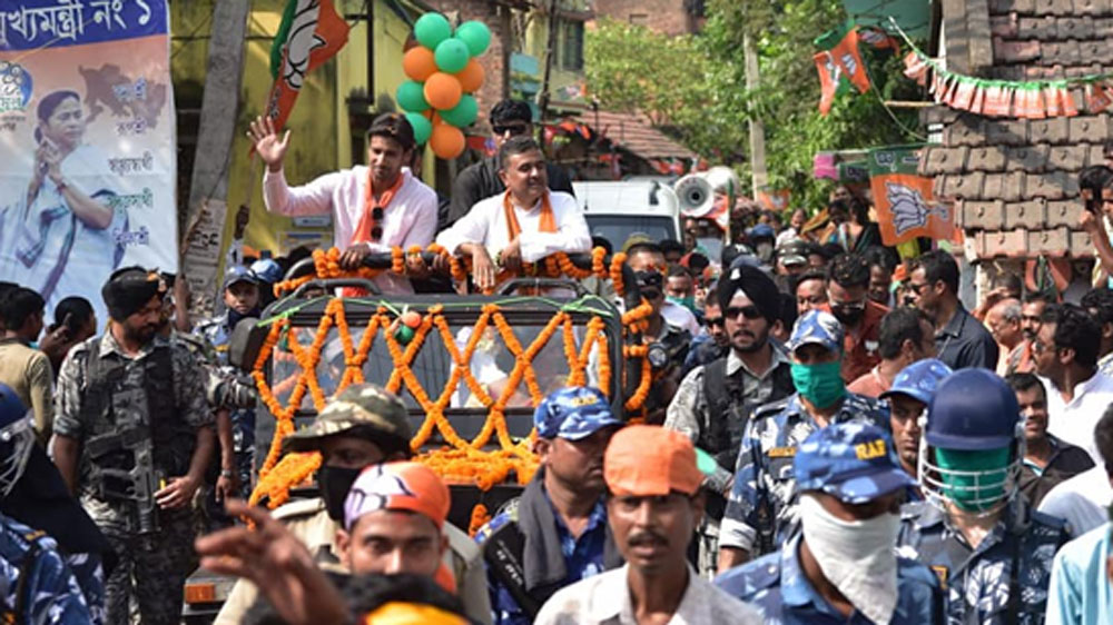 দু’টি গাড়ি রয়েছে যশের। ২০১৮ সালে কিনেছিলেন টয়োটা ফরচুনার। দাম পড়েছিল ৩২ লাখ ৯০ হাজার ৬৪৭ টাকা। সম্প্রতি একটি বিএমডব্লিউ কিনেছেন ৩৫ লাখ টাকায়।