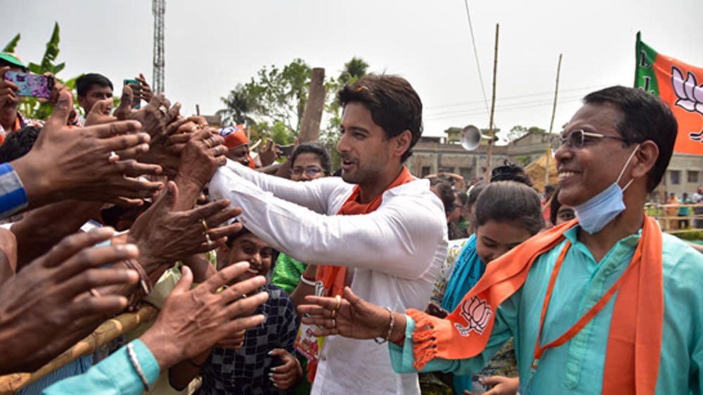 ডাকঘরে রয়েছে ৫৯৮ টাকা এবং ১ কোটি ২৭ লাখ ৩৮ হাজার টাকার আইসিআইসিআই প্রুডেন্সিয়াল লাইফ ইনস্যুরেন্স রয়েছে তাঁর।