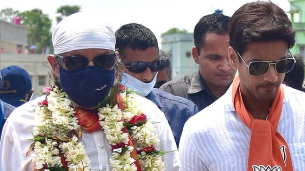 সাধের বিএমডব্লিউ ছেড়ে হুডখোলা অটোয় চড়েই চণ্ডীতলার ঘরের ছেলে হয়ে ওঠার চেষ্টা করছেন যশ। হলফনামায় সম্পত্তির যে হিসাব দিয়েছেন তিনি, ঢুঁ মারা যাক তাতে।