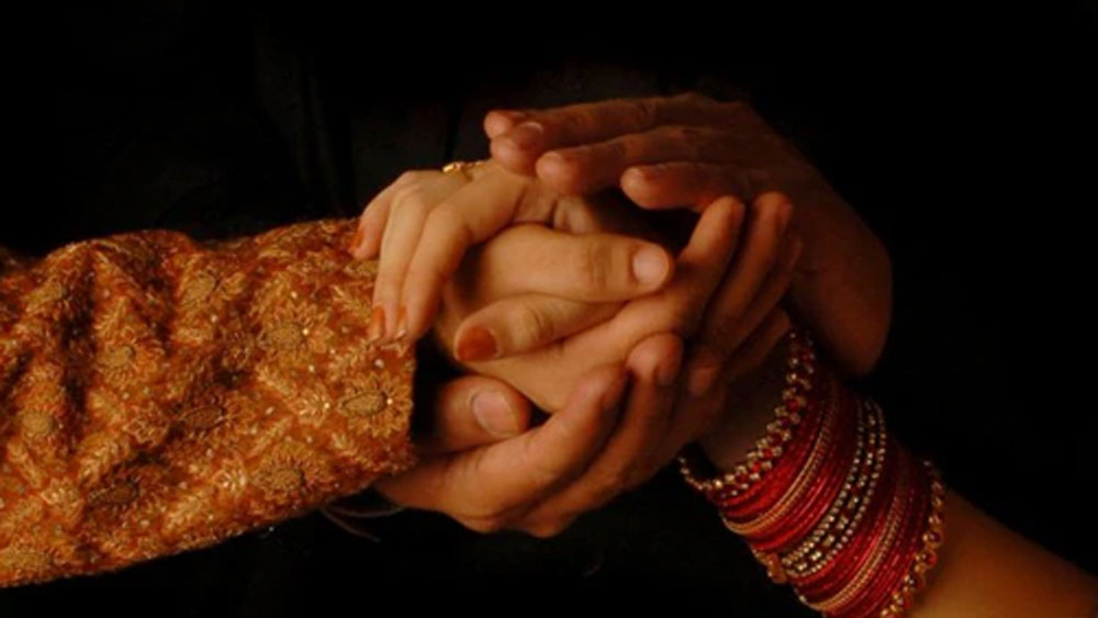 ১৯৯৯ সালে মুক্তি পাওয়া সেই ছবির প্রতিফলন দেখা গিয়েছে ২০২১ সালে। মাত্র ৩ মাসের বিয়ে করা স্ত্রীকে তাঁরই প্রেমিকের সঙ্গে বিয়ে দিলেন এক ব্যক্তি। নিজে দাঁড়িয়ে থেকে চার হাত এক করালেন।