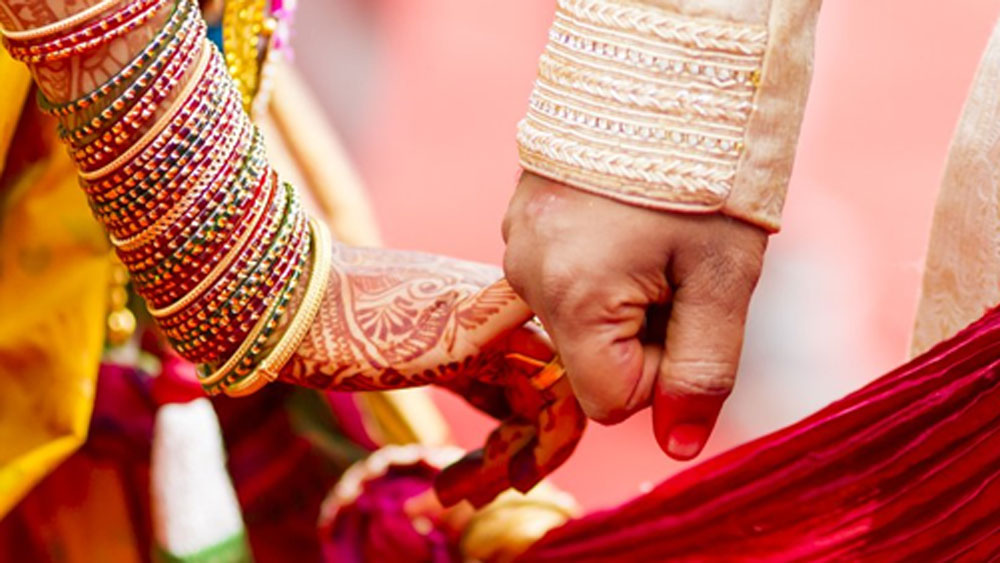 ধূমধাম করে সমস্ত রীতি পালন করেই বিয়ে হয়েছিল দু’জনের। বিয়ের পর স্বামীর ঘরে থাকতে শুরুও করেন শান্তি।