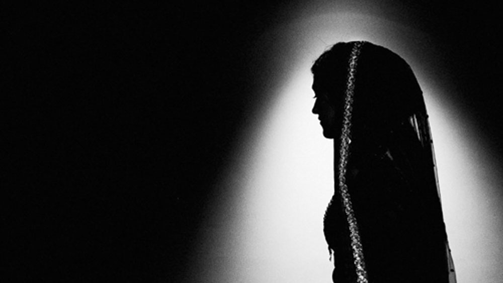 স্ত্রীকে অনেকবার বাড়ি ফিরিয়ে নিতে গিয়েছিলেন সুজিত। কিন্তু শান্তি রাজি হননি। কেন শ্বশুরবাড়ি যেতে চাইছেন না তাও প্রথমে বলতে চাইছিলেন না।