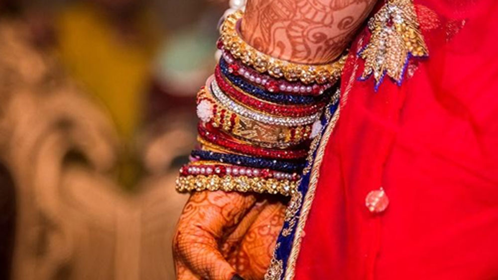 কী ভাবে বাড়ির লোকেরা তাঁর ইচ্ছার বিরুদ্ধে বিয়ে দিয়েছেন তাও স্বামীর কাছে পরিষ্কার করে বলেন তিনি।