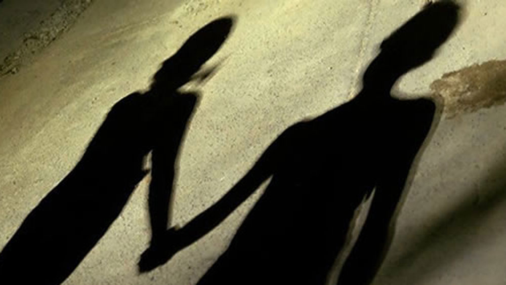 সে দিনই প্রথম লখনউয়ের বাসিন্দা রবির কথা স্বামী সুজিতকে বলেন শান্তি। রবি শান্তির প্রেমিক।