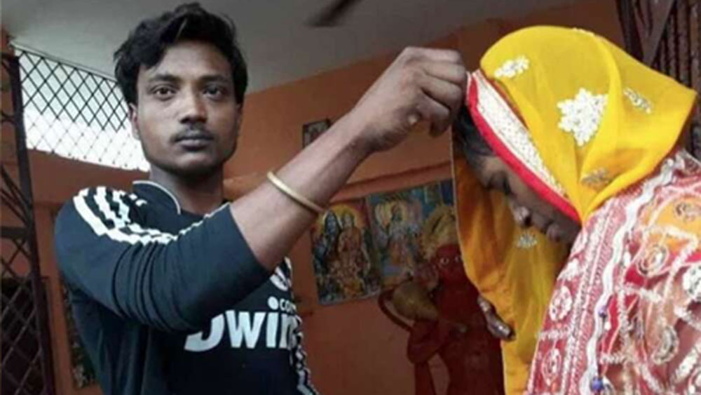 শান্তির বাড়ির লোকের সঙ্গে কথা বলে তিনি রবির খোঁজ শুরু করেন। তারপর স্ত্রীর বিয়ে দেন তাঁর প্রেমিকের সঙ্গে।