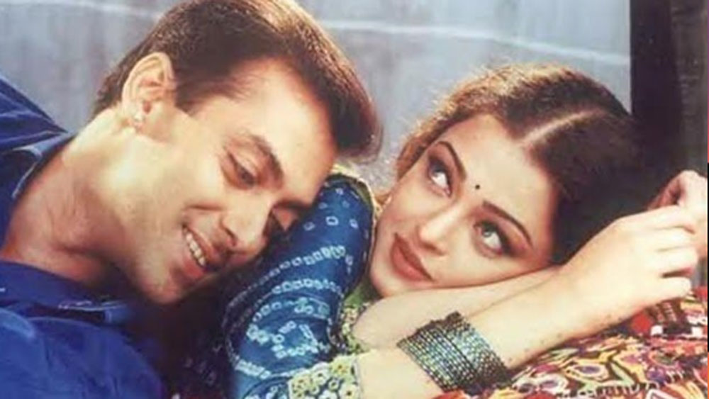 ‘হম দিল দে চুকে সনম’ ছবির সঙ্গে এর একটাই পার্থক্য। ছবিতে শেষ মুহূর্তে তাঁর প্রতি স্বামী অজয়ের ভালবাসা উপলব্ধি করতে পেরেছিলেন ঐশ্বর্যা। শেষে অজয়ের কাছেই ফিরে এসেছিলেন তিনি।