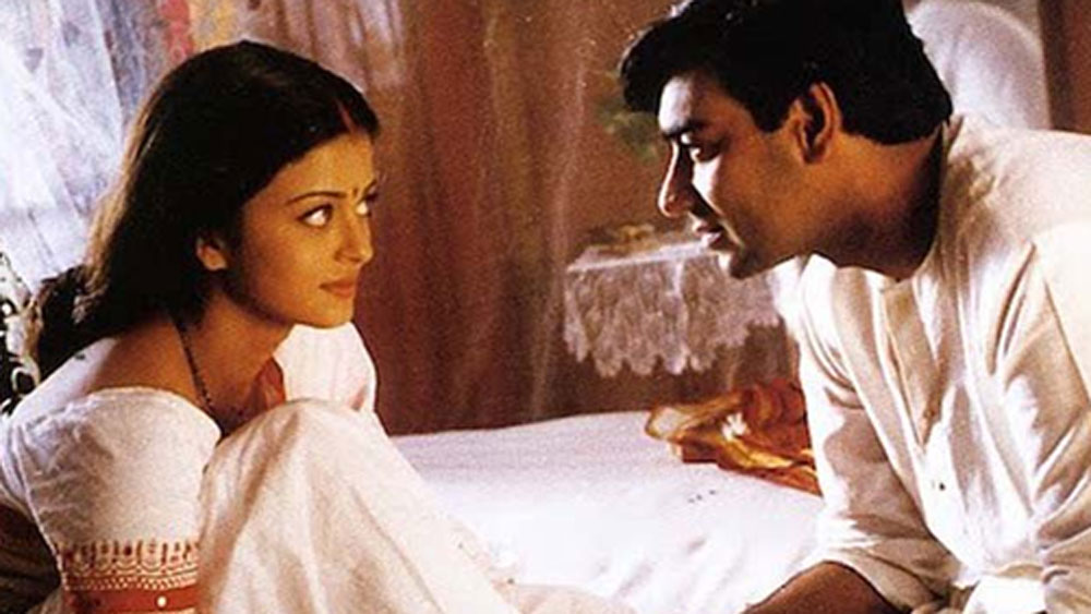 বাস্তবের ছবিটা অবশ্য একটু আলাদা। স্বামীকে ছেড়ে প্রেমিকের কাছেই ফিরে যান শান্তি।