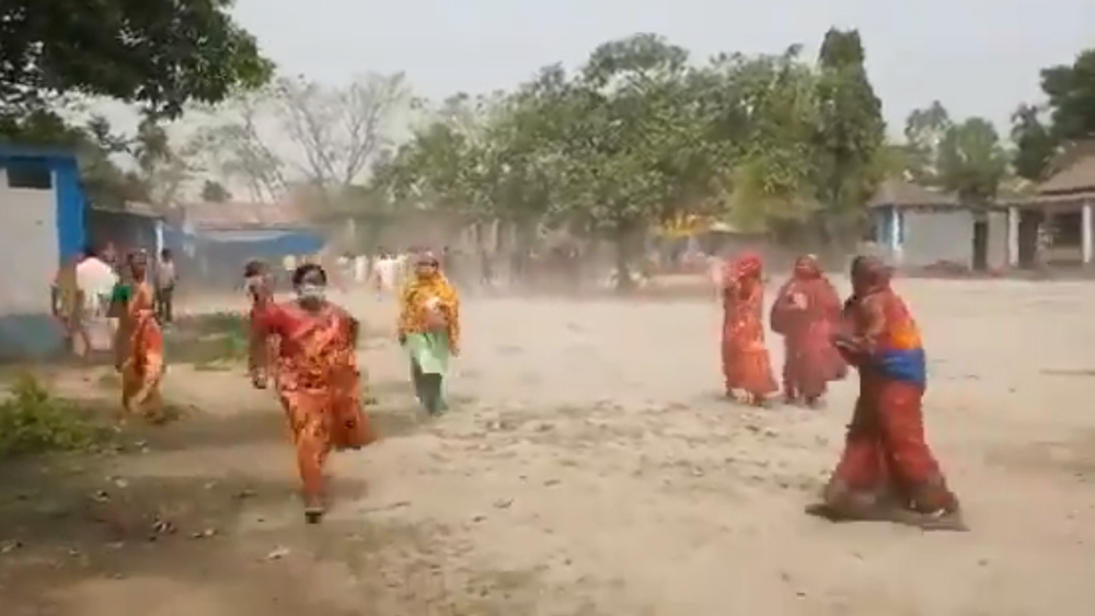 রক্তাক্ত শীতলকুচি, বুথের বাইরে বাহিনীর গুলিতে হত ৪, দলীয় সঙ্ঘর্ষের বলি আরও ১