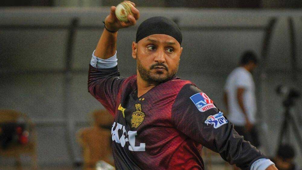 হরভজন সিংহ: ২ কোটি টাকা খরচ করে পঞ্জাবের অভিজ্ঞ স্পিনারকে নিয়েছে কলকাতা। যে কোনও পরিস্থিতিতে বিপক্ষের রান আটকে দেওয়ার ক্ষমতা রয়েছে দেশের এক সময়ের সেরা এই অফস্পিনারের।