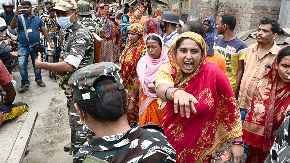 উত্তেজনা: ভাঙড়ের আইএসএফ প্রার্থী নৌশাদ সিদ্দিকীর বিরুদ্ধে বিক্ষোভ। শনিবার, সাঁইহাটি এলাকায়। 