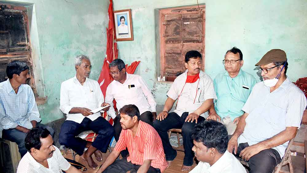  দলীয় কার্যালয়ে কর্মীদের সঙ্গে সংযুক্ত মোর্চার সিপিএম প্রার্থী কমল। 