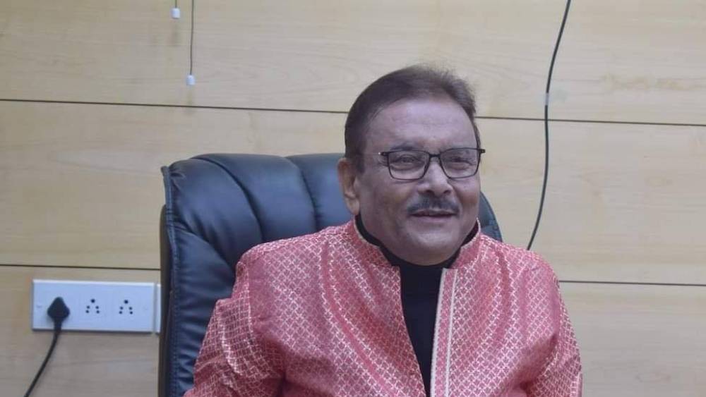 মদনের নামে কোনও গাড়ি নেই। তবে তাঁর স্ত্রীর একটি অ্যাম্বাসাডর এবং একটি মাহিন্দ্রা স্করপিয়ো আছে। দু’টি গাড়ির মিলিত মূল্য ১২ লক্ষ ৮ হাজার ২৮ টাকা।