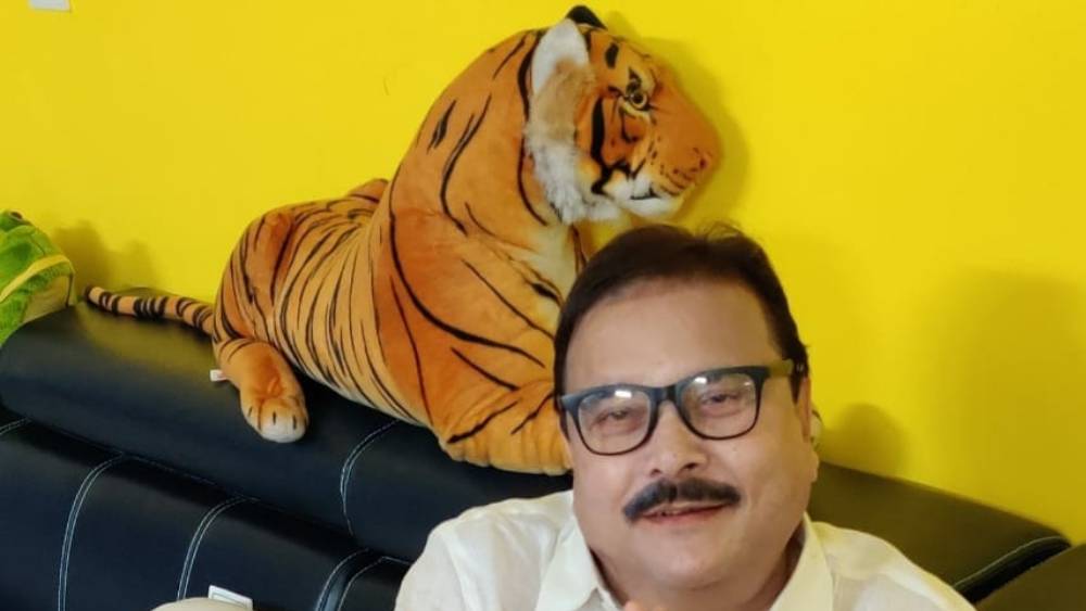 সমাজসেবা এবং রাজনীতিকে নিজের পেশা বলে উল্লেখ করেছেন মদন। তাঁর স্ত্রী গৃহবধূ। তাঁর উপার্জনের উৎস হিসেবে মদন উল্লেখ করেছেন ব্যাঙ্কের সুদ, সরকারি পেনশন এবং বিভিন্ন বিমা। তাঁর স্ত্রীর ক্ষেত্রেও ব্যাঙ্কের সুদের কথা উল্লেখ করা হয়েছে।