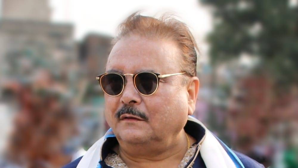 ১৯৭৬ সালে আশুতোষ কলেজ থেকে স্নাতক হন মদন। হলফনামায় জানিয়েছেন, তাঁর নামে এই মুহূর্তে ৬টি মামলা চলছে।